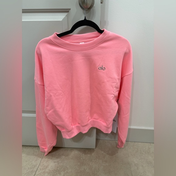 Alo Yoga Large Cropped Accolade Bubblegum Crewneck Sweatshirt. 💕⚡️